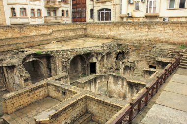 Bakü, Azerbaycan, 09.23.2016. Shirvanshahs Sarayının avlusunda eski bir hamam..