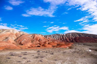 Kırmızı çizgili güzel dağlar. Khizi bölgesi. Azerbaycan.
