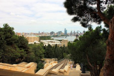 Bakü, Azerbaycan, 09.04.2016. Füniküler raylar şehrin yukarı parkına çıkıyor..