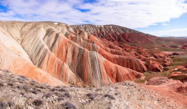 Azerbaycan 'ın güzel kızıl dağları. Khizi bölgesi.
