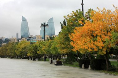 Bakü. Azerbaycan. 10.16.2016. Primorsky Bulvarı 'nda insanlar yürüyor.