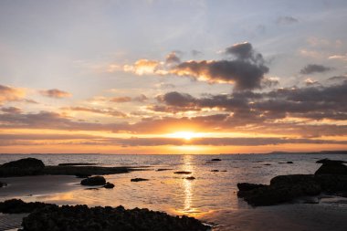Hazar Denizi 'nde güzel bir gün doğumu. Dyubyandi. Azerbaycan.