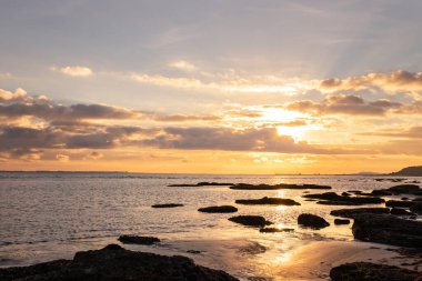 Hazar Denizi 'nde güzel bir gün doğumu. Dyubyandi. Azerbaycan.