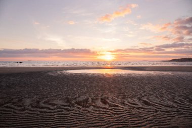 Hazar Denizi 'nde güzel bir gün doğumu. Dyubyandi. Azerbaycan.