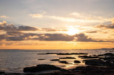 Hazar Denizi 'nde güzel bir gün doğumu. Dyubyandi. Azerbaycan.