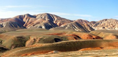 Azerbaycan 'ın güzel kızıl dağları. Khizi bölgesi.