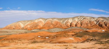 Azerbaycan 'ın güzel kızıl dağları. Khizi bölgesi.