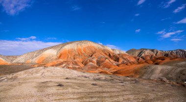 Azerbaycan 'ın güzel kızıl dağları. Khizi bölgesi.