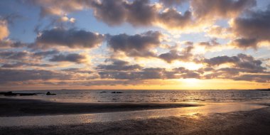 Hazar Denizi 'nde güzel bir gün doğumu. Dyubyandi. Azerbaycan.