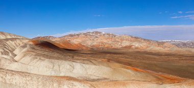 Azerbaycan 'ın güzel kızıl dağları. Khizi bölgesi.