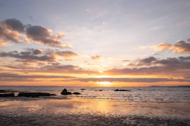 Hazar Denizi 'nde güzel bir gün doğumu. Dyubyandi. Azerbaycan.