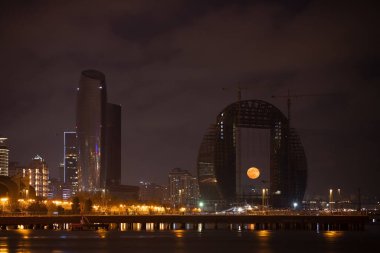 Bakü. Azerbaycan. 01.29.2021 yıl. Dolunay binalar arasında şehrin üzerinde yükseliyor..