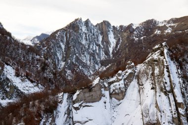Güzel karlı dağlar. Lahij köyü. Azerbaycan.