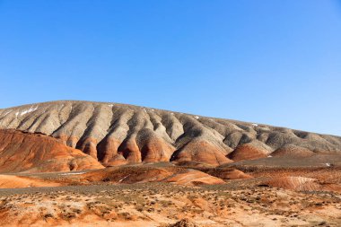 Azerbaycan 'ın güzel kızıl dağları. Khizi bölgesi.