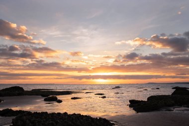 Hazar Denizi 'nde güzel bir gün doğumu. Dyubyandi. Azerbaycan.
