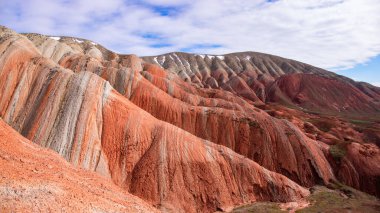 Azerbaycan 'ın güzel kızıl dağları. Khizi bölgesi.