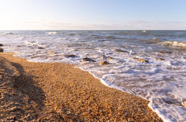 Güzel sarı kumlara el salla. Hazar Denizi.