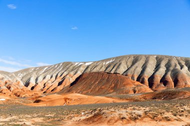 Azerbaycan 'ın güzel kızıl dağları. Khizi bölgesi.