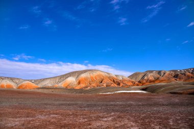 Azerbaycan 'ın güzel kızıl dağları. Khizi bölgesi.