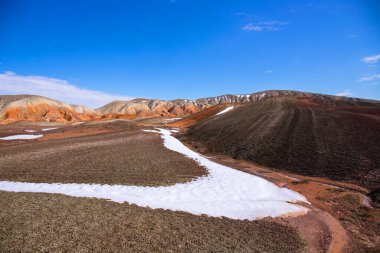 Güzel kırmızı dağlarda kar. Azerbaycan. Khizi bölgesi.