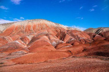 Azerbaycan 'ın güzel kızıl dağları. Khizi bölgesi.