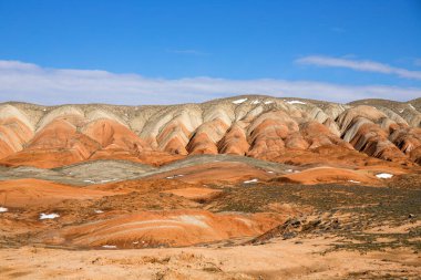 Azerbaycan 'ın güzel kızıl dağları. Khizi bölgesi.