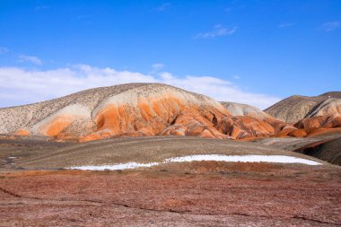 Azerbaycan 'ın güzel kızıl dağları. Khizi bölgesi.