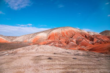 Azerbaycan 'ın güzel kızıl dağları. Khizi bölgesi.