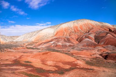 Azerbaycan 'ın güzel kızıl dağları. Khizi bölgesi.