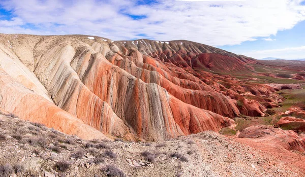 Azerbaycan 'ın güzel kızıl dağları. Khizi bölgesi.
