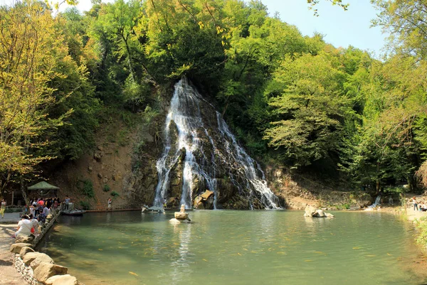 Oguz 阿塞拜疆 2017年 美丽的瀑布 山中有湖 — 图库照片