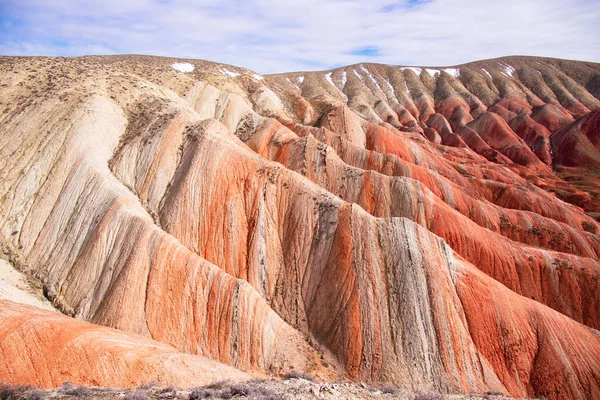Azerbaycan 'ın güzel kızıl dağları. Khizi bölgesi.