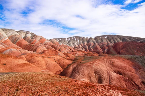 Azerbaycan 'ın güzel kızıl dağları. Khizi bölgesi.