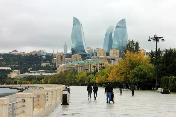 Baku Azerbaijão 2016 Pessoas Andam Primorsky Boulevard — Fotografia de Stock