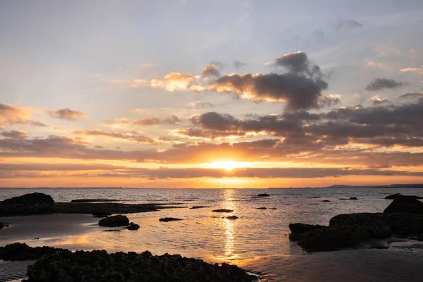 Hazar Denizi 'nde güzel bir gün doğumu. Dyubyandi. Azerbaycan.