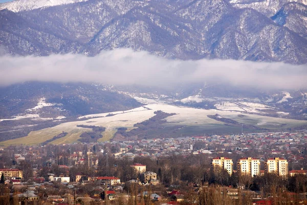 Dağların yakınındaki Ismayilli şehri. Azerbaycan.