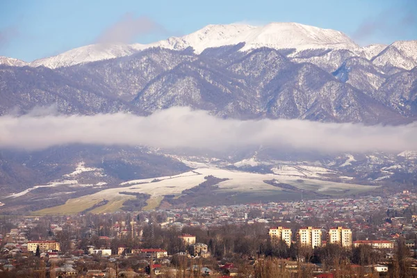 Dağların yakınındaki Ismayilli şehri. Azerbaycan.