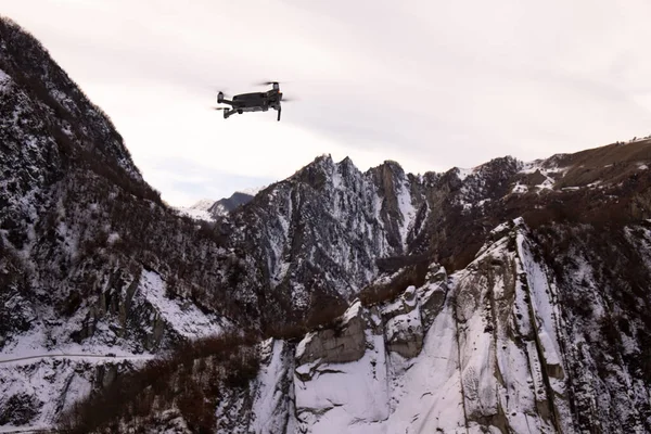 Lahij köyü. Azerbaycan. 01.31.2021 yıl. Drone köyün yakınlarındaki güzel karlı dağların fotoğraflarını çekiyor..