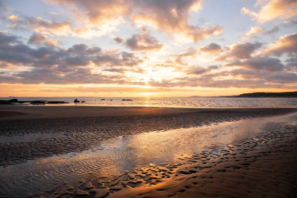 Hazar Denizi 'nde güzel bir gün doğumu. Dyubyandi. Azerbaycan.