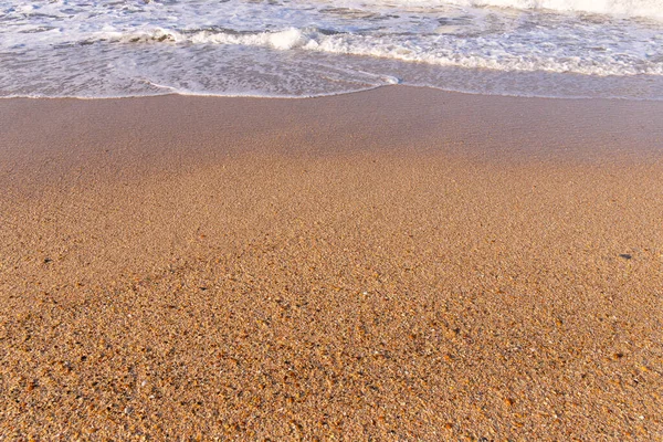 Güzel sarı kumlara el salla. Hazar Denizi.