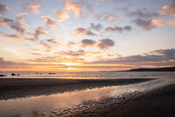 Hazar Denizi 'nde güzel bir gün doğumu. Dyubyandi. Azerbaycan.