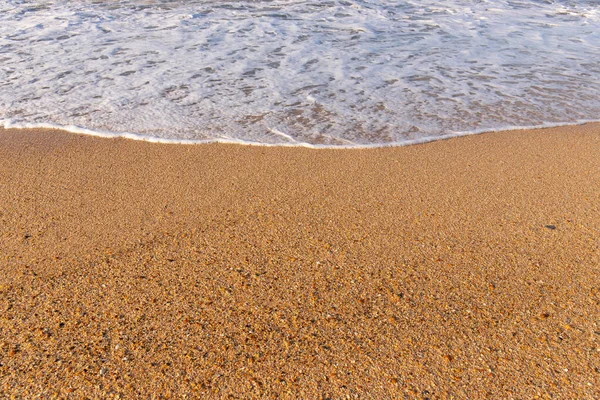 Güzel sarı kumlara el salla. Hazar Denizi.