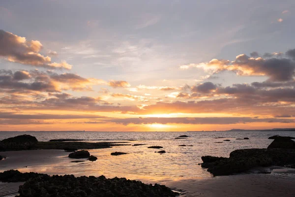 Hazar Denizi 'nde güzel bir gün doğumu. Dyubyandi. Azerbaycan.