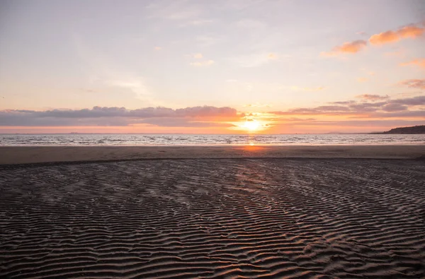 Hazar Denizi 'nde güzel bir gün doğumu. Dyubyandi. Azerbaycan.
