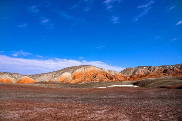 Azerbaycan 'ın güzel kızıl dağları. Khizi bölgesi.