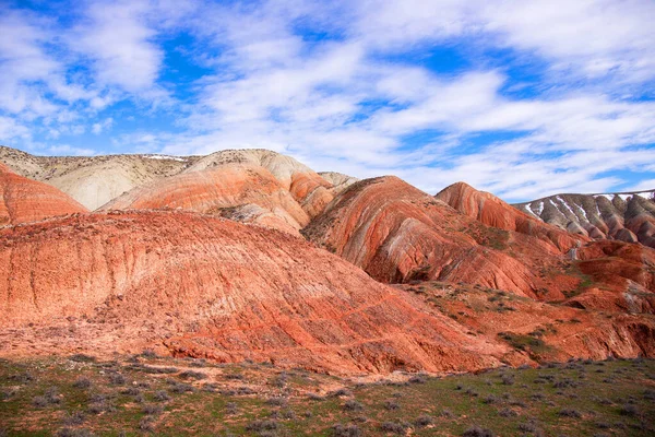 Azerbaycan 'ın güzel kızıl dağları. Khizi bölgesi.