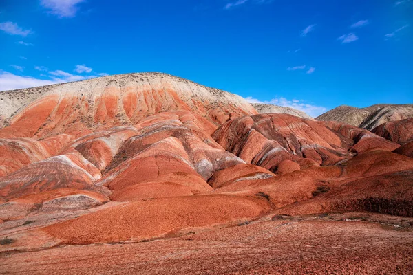 Azerbaycan 'ın güzel kızıl dağları. Khizi bölgesi.