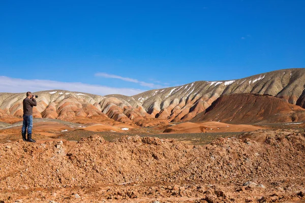 Bir fotoğrafçı Azerbaycan 'ın güzel kızıl dağlarının fotoğraflarını çekiyor. Khizi bölgesi.