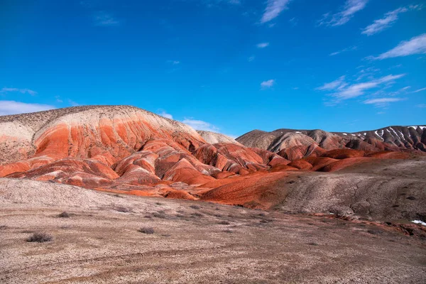 Azerbaycan 'ın güzel kızıl dağları. Khizi bölgesi.