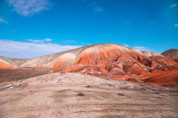 Azerbaycan 'ın güzel kızıl dağları. Khizi bölgesi.